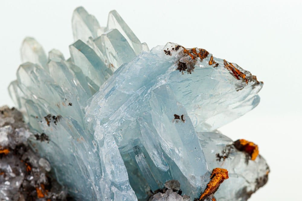 Aigue-marine brute — cristal hexagonal de béryl bleu, famille de l'émeraude, originaire du Brésil (Minas Gerais)