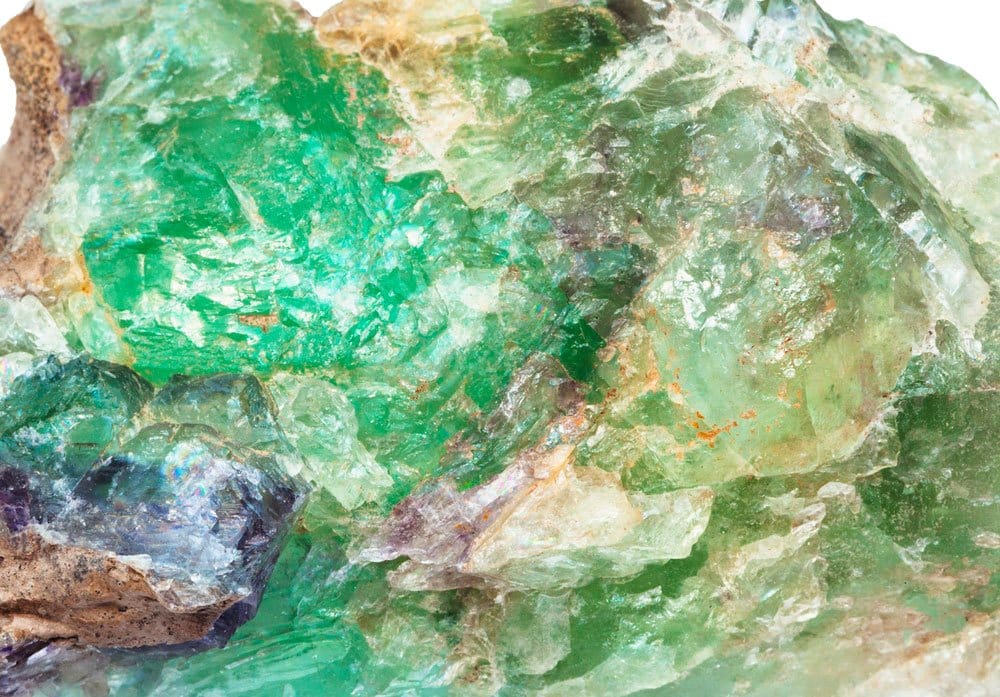 Alexandrite brute des monts Oural — histoire de la découverte en 1830 et hommage au tsar Alexandre II de Russie