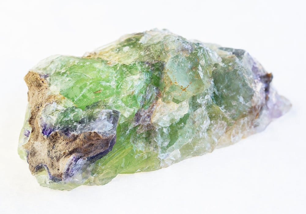 Cristaux d'alexandrite présentant le phénomène de color change — vert à la lumière du jour, rouge sous éclairage incandescent