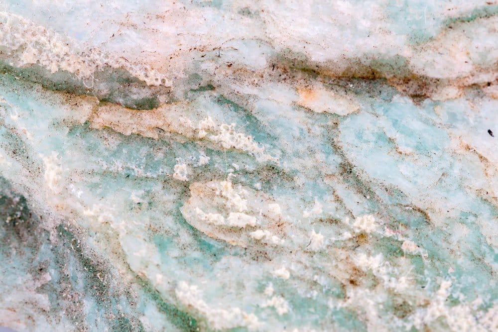 Histoire de l'amazonite — feldspath vert-bleu utilisé dans l'Égypte ancienne, retrouvé dans le tombeau de Toutankhamon sous forme de bague scarabée