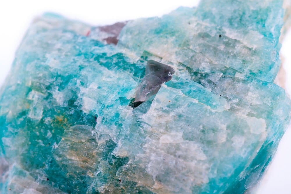Amazonite brute montrant sa couleur vert-bleu caractéristique veinée de blanc — feldspath microcline coloré par des traces de plomb