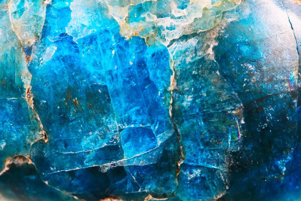 Pierre apatite histoire — cristaux hexagonaux prismatiques d'apatite bleue et verte lithothérapie