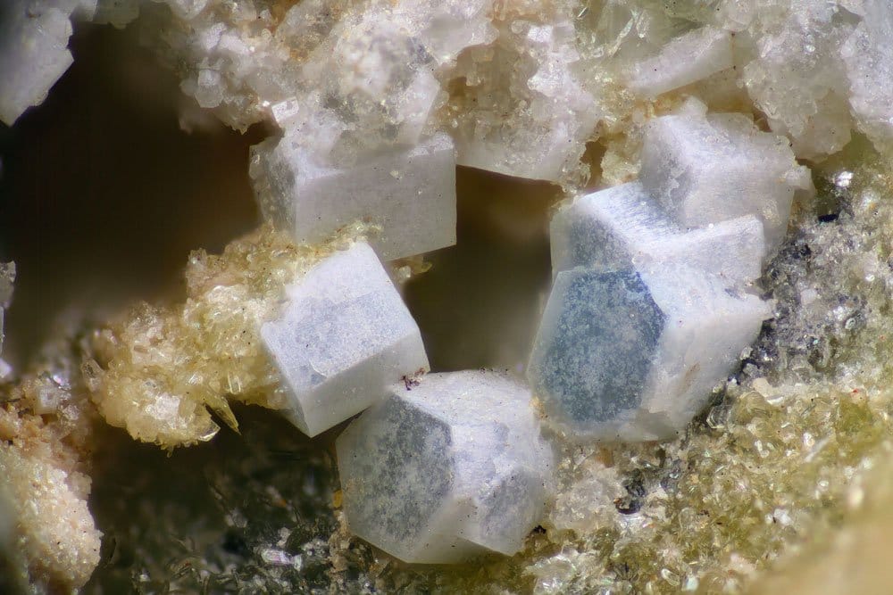 Pierre apatite origine composition — cristal hexagonal d'apatite bleue prismatique phosphate de calcium