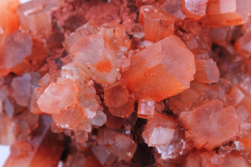 Aragonite brute en bouquet de fleurs minéraux — histoire de la découverte par Anselmus Boëtius de Boodt en 1609