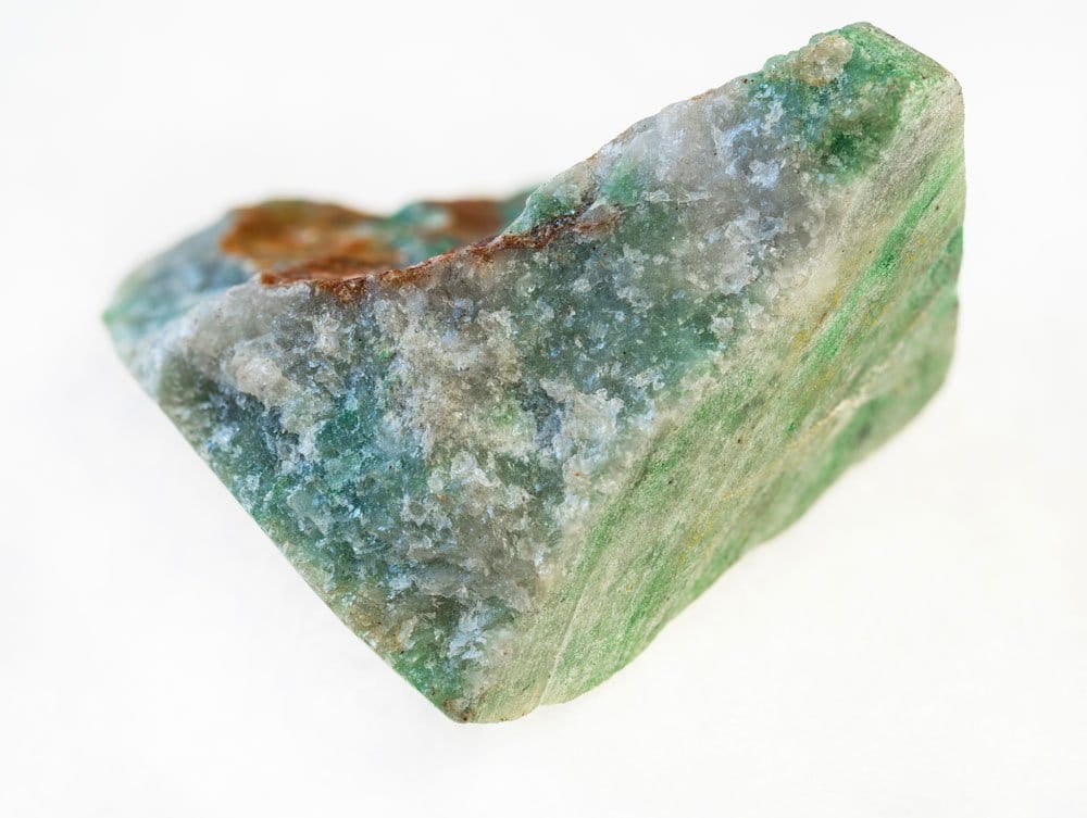 Aventurine verte brute montrant son effet pailleté scintillant (aventurescence) — quartz à inclusions de fuchsite