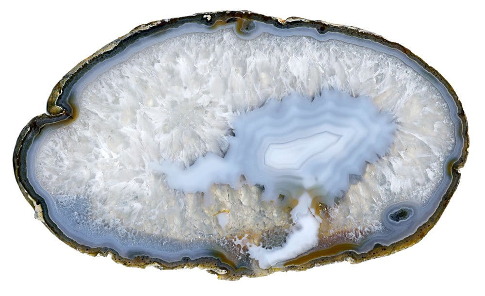 Origine et composition de la calcédoine, quartz microcristallin bleu aux reflets laiteux