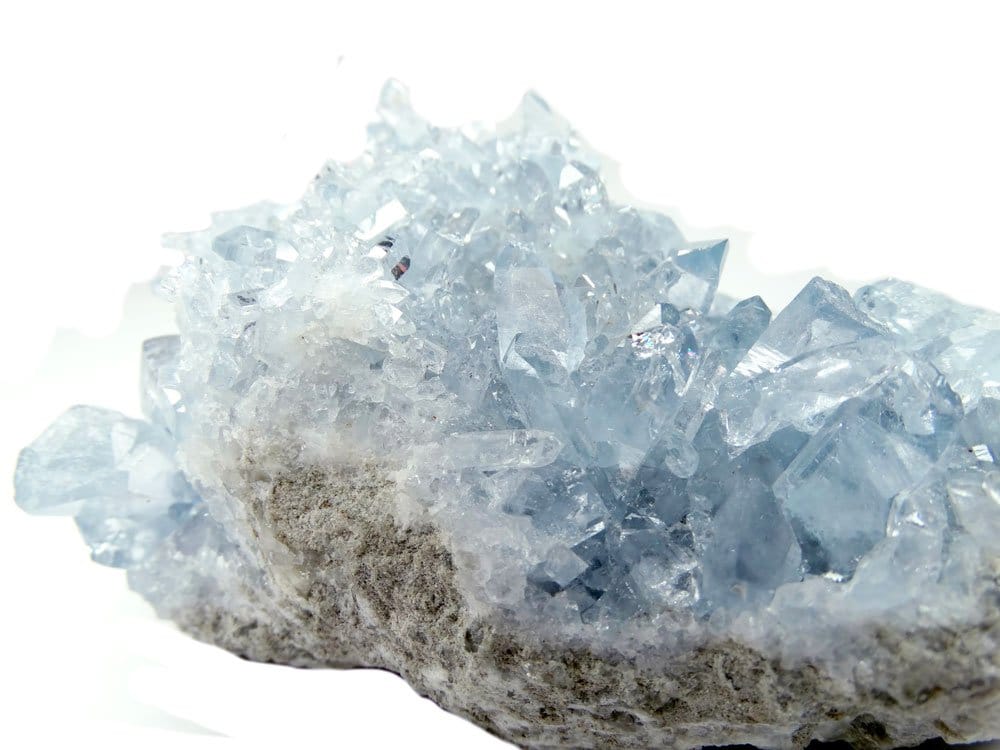 Géode de célestine bleu ciel de Madagascar — origine et composition chimique de la pierre des anges