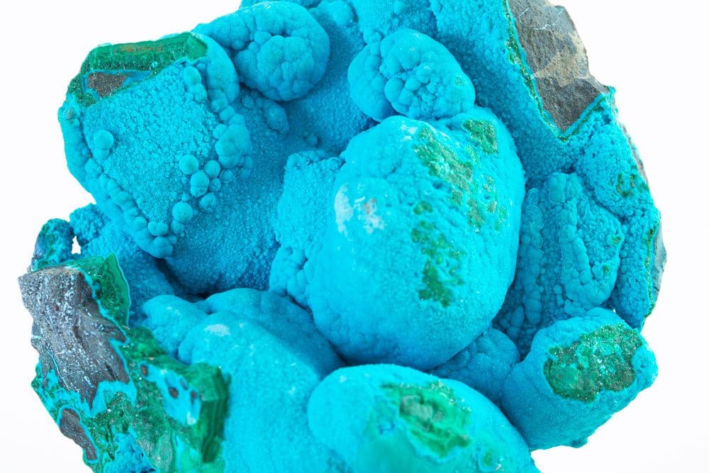 Origine et composition de la chrysocolle, silicate de cuivre hydraté aux teintes bleu turquoise et vert émeraude