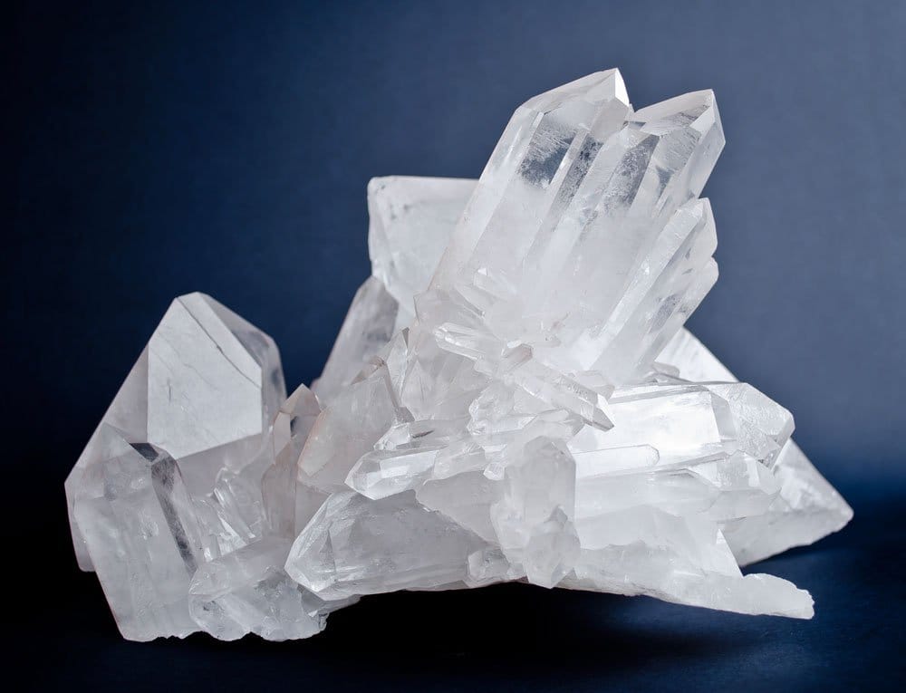 Cristal de roche brut — prisme hexagonal de quartz hyalin parfaitement transparent, le minéral le plus pur et le plus répandu sur Terre