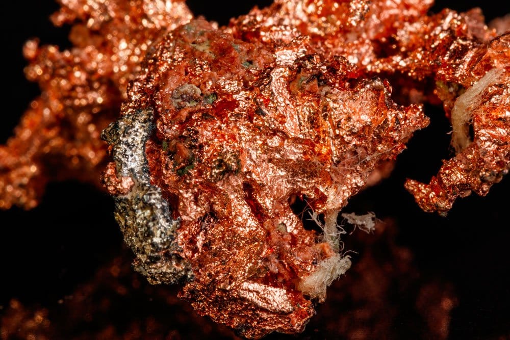 Cuivre natif brut — premier métal travaillé par l'humanité depuis le IXᵉ millénaire av. J.-C., éclat métallique rouge orangé