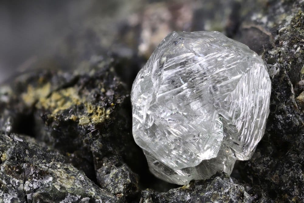 Diamant brut et taillé — histoire depuis l'Antiquité indienne du Vajra, pierres des rois et couronnes