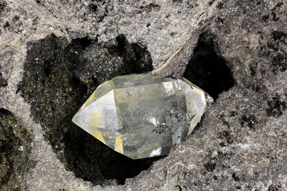 Diamant brut — composition carbone pur, cristal cubique, transparence et réfraction lumineuse