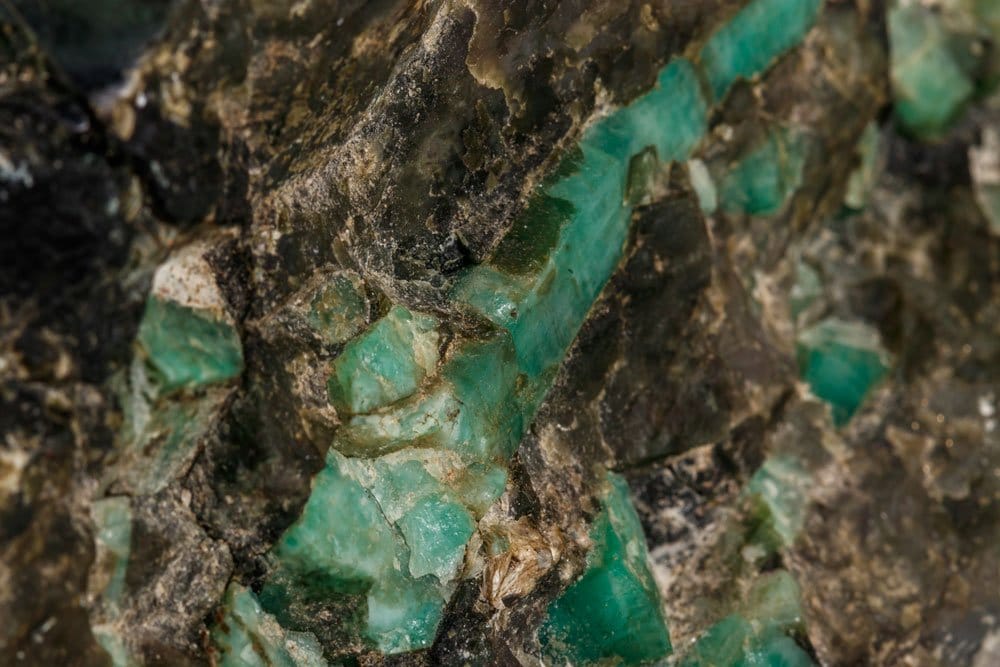 Cristal de esmeralda natural — virtudes y beneficios en litoterapia