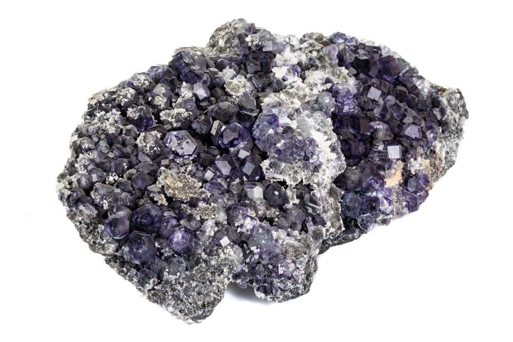 Origine de la pierre fluorite — cristaux cubiques et octaédriques CaF₂, gisements de Chine, Derbyshire Blue John et Cave-in-Rock Illinois