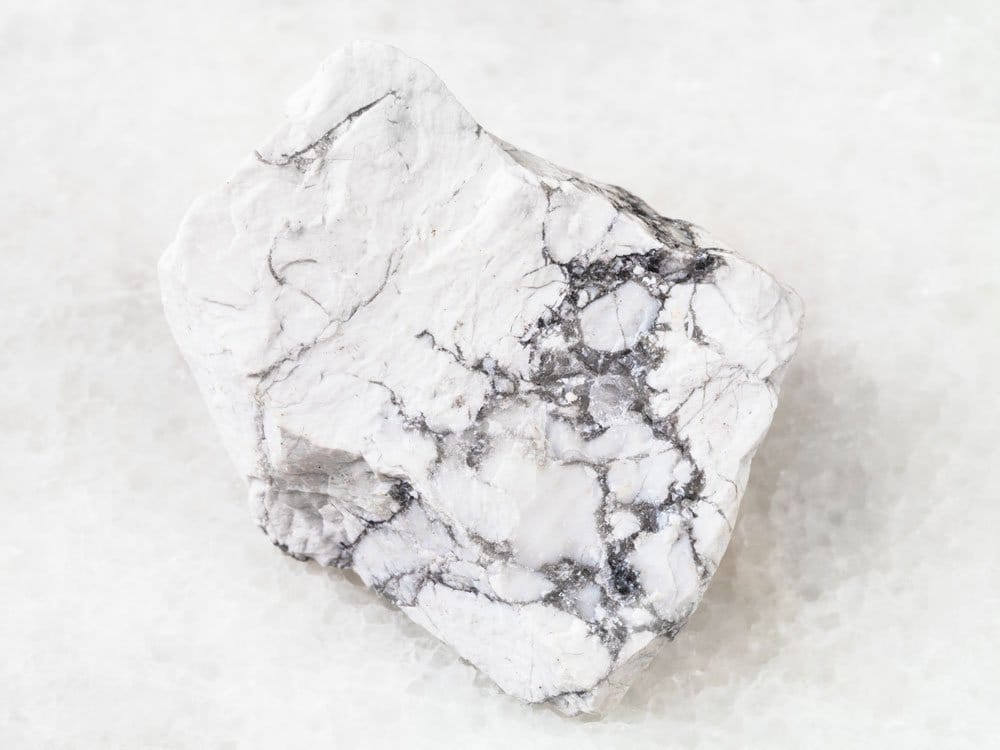 Origine et composition de la pierre howlite — borosilicate de calcium blanc veiné