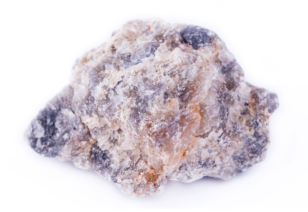 Cristal d'iolite brut montrant le pléochroïsme trichroïque - origine géologique et composition de ce silicate de magnésium et d'aluminium