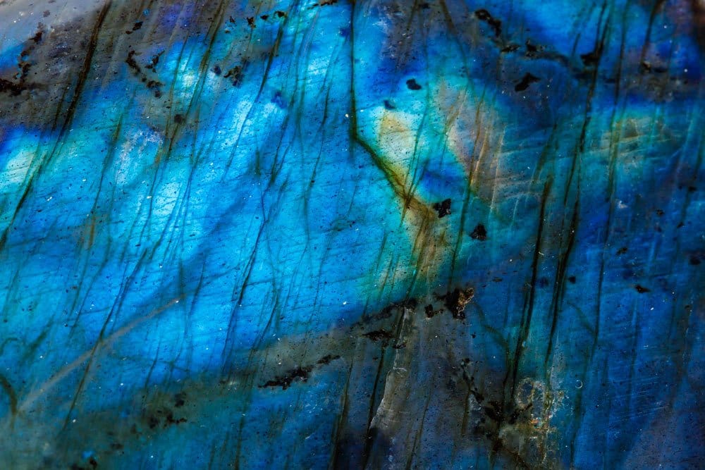 Pierre labradorite aux reflets bleus et dorés — cristal de protection et de transformation
