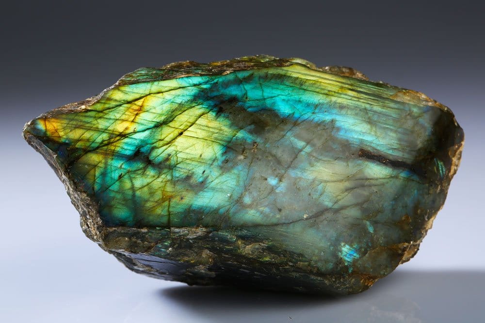 Labradorite naturelle de Madagascar - origine et labradorescence bleue et verte