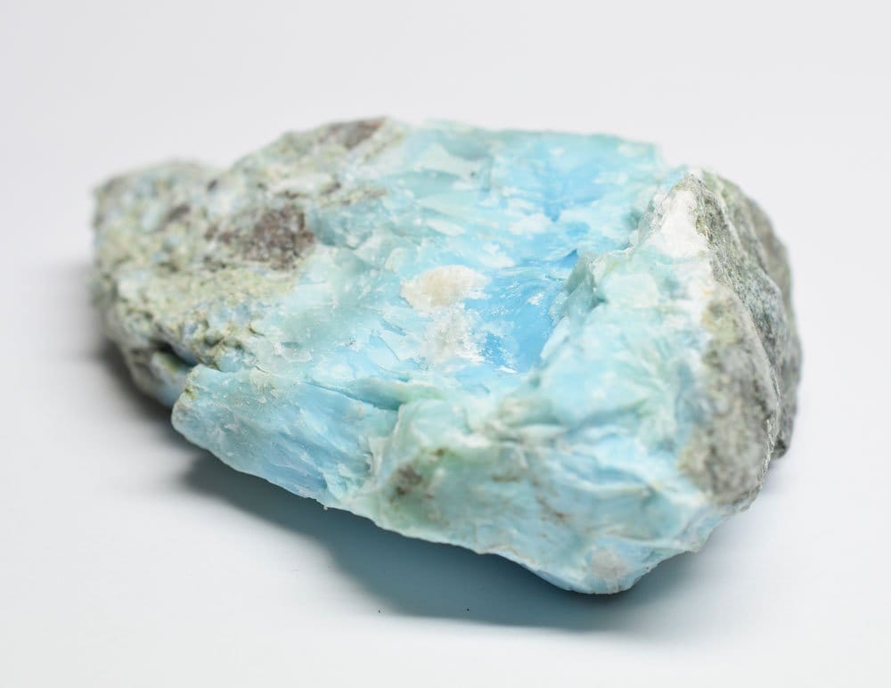 Larimar brut sur matrice volcanique — origine géologique pectolite bleue de Barahona