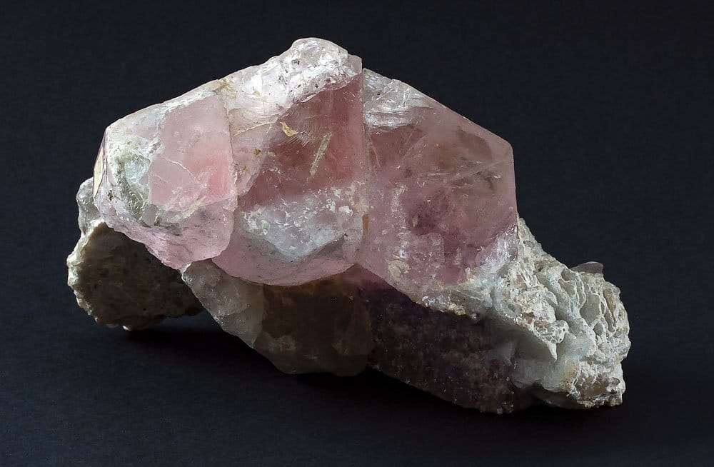 Morganite brute cristal hexagonal - origine géologique pegmatite granitique manganèse béryl