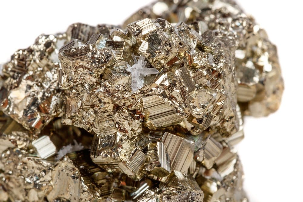 Pyrite brute en cristaux cubiques parfaits — bisulfure de fer FeS₂ à éclat métallique doré surnommé or des fous