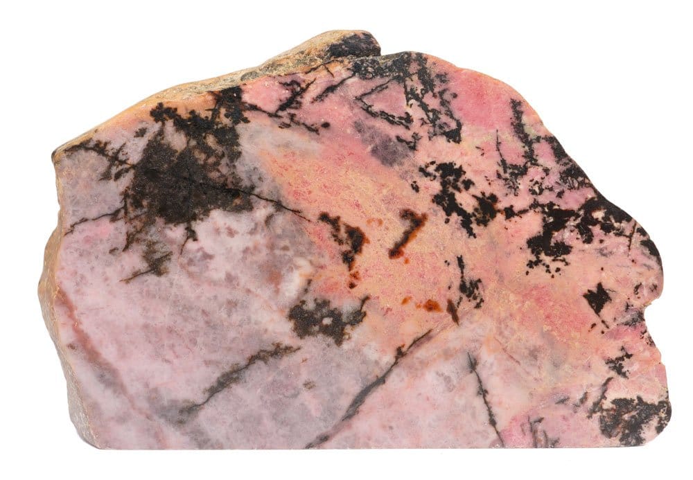 Rhodonite brute montrant sa couleur rose framboise et ses veines noires d'oxyde de manganèse