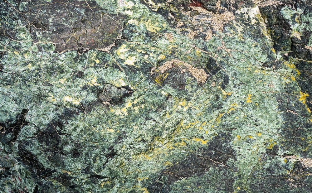 Pierre serpentine vert olive — histoire et origines de la serpentine depuis le Néolithique