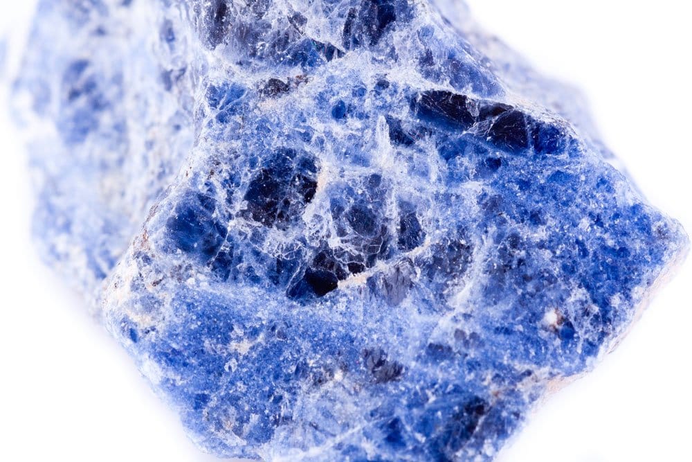 Origine et composition de la sodalite, silicate de sodium bleu azur du groupe des feldspathoïdes