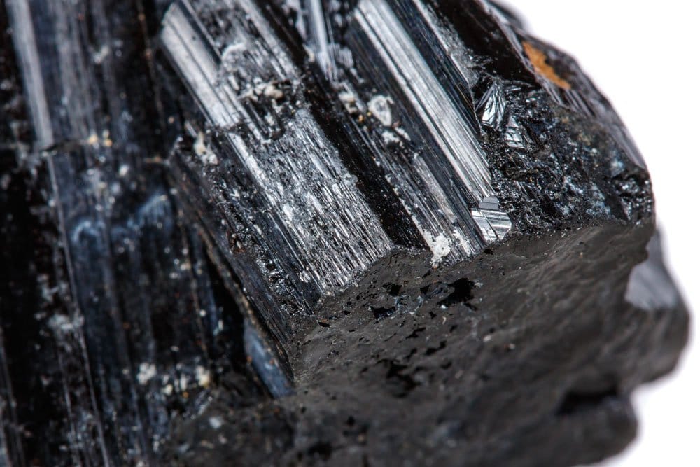 Origine et composition de la tourmaline noire schorl — borosilicate de fer et aluminium