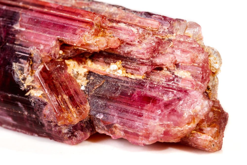 Pierre tourmaline rose polie - origine géologique et composition riche en manganèse des rubellites