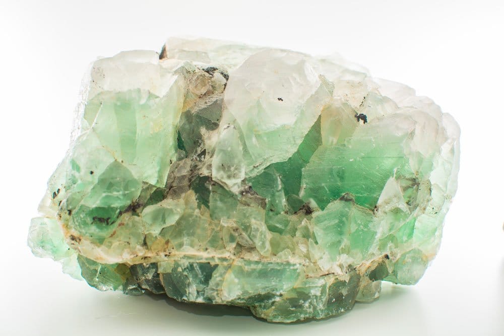 Béryl — formation dans les pegmatites granitiques, cristallisation hexagonale Be₃Al₂(SiO₃)₆, système hexagonal