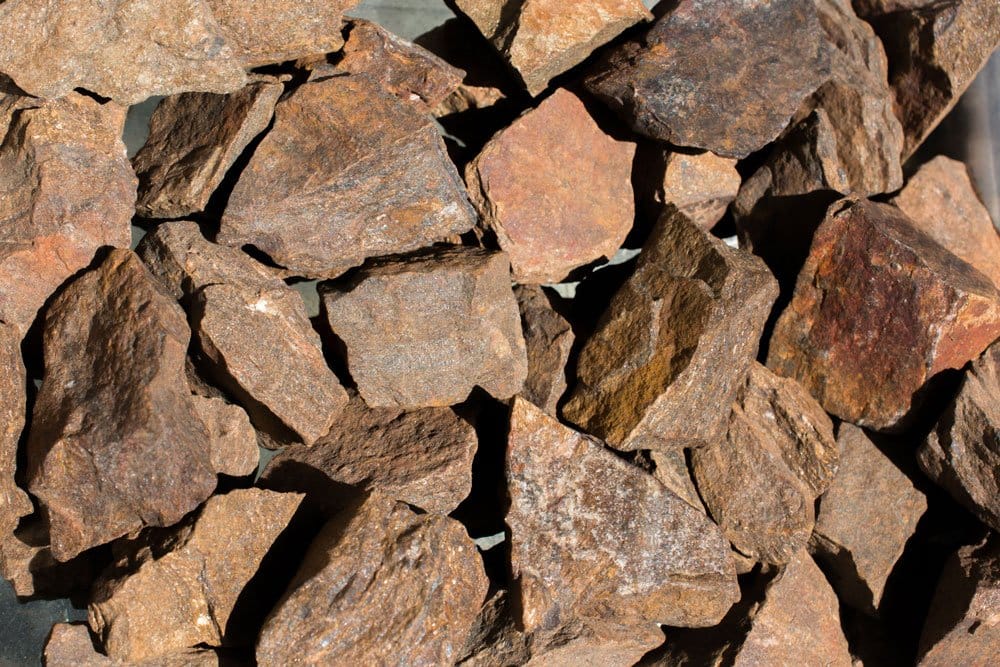 Pierre bronzite brute avec éclat submétallique — silicate de magnésium et de fer (Mg,Fe)₂Si₂O₆ famille des pyroxènes