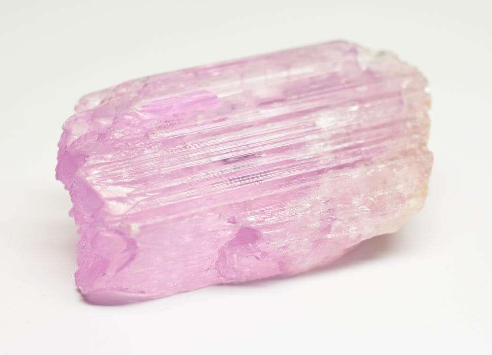 Origine et composition de la kunzite, variété rose du spodumène riche en lithium et manganèse