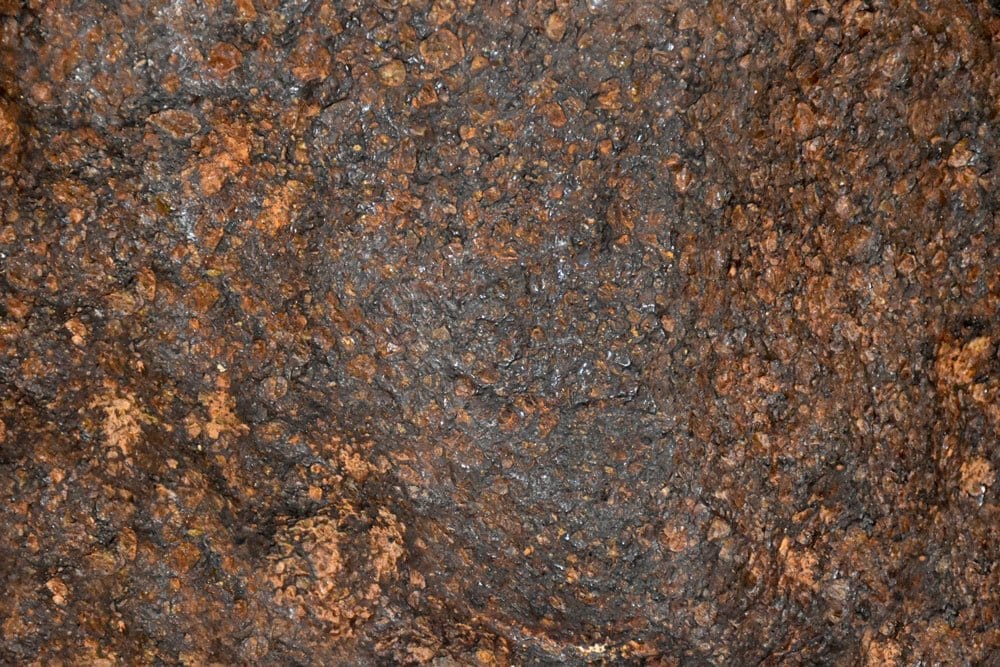 Pierre météorite ferreuse avec figures de Widmanstätten - histoire millénaire de ces roches extraterrestres vénérées depuis l'Antiquité