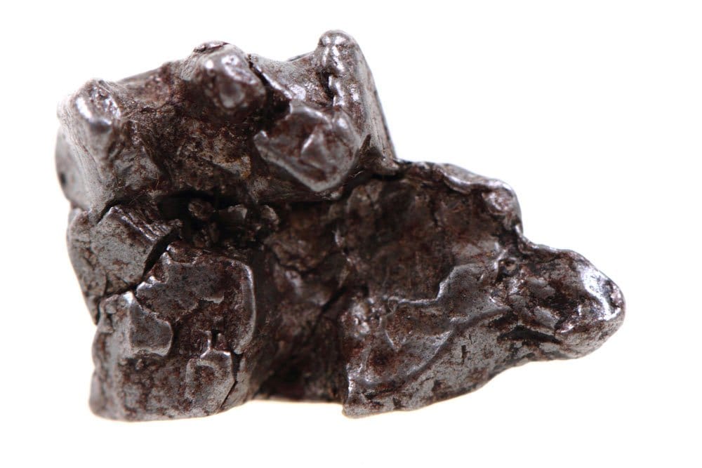 Fragment de météorite métallique brute - propriétés physiques liées au fer et au nickel extraterrestres