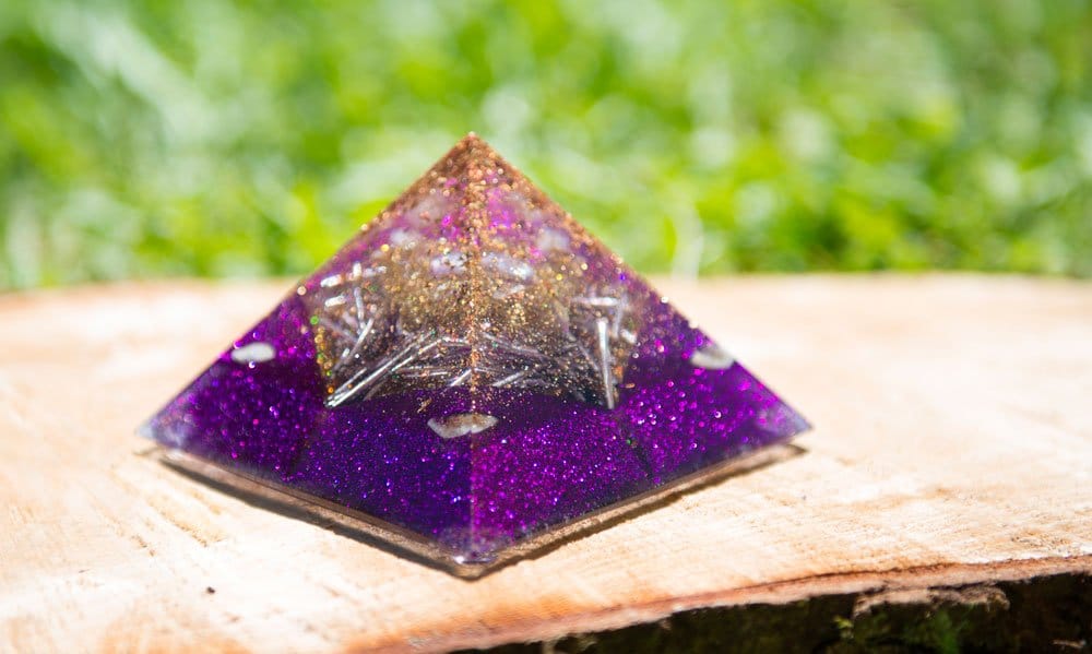 Orgonite pyramide en résine avec cristal de quartz et alliages métalliques cuivre — histoire Wilhelm Reich théorie orgone