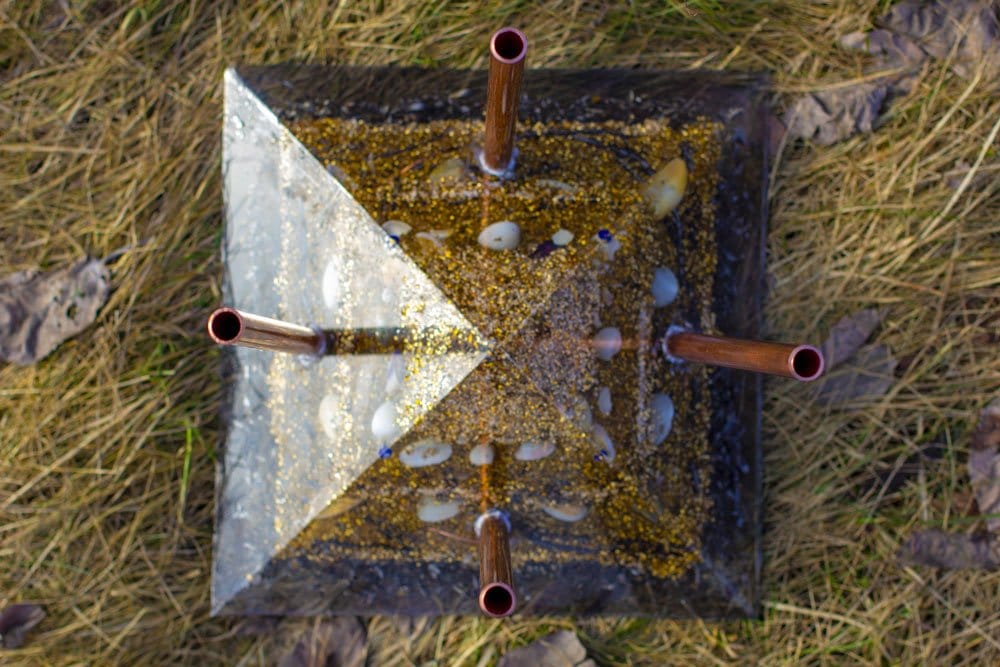 Orgonite sphère composite résine cuivre quartz — matériau hétérogène cristaux minéraux métaux précieux