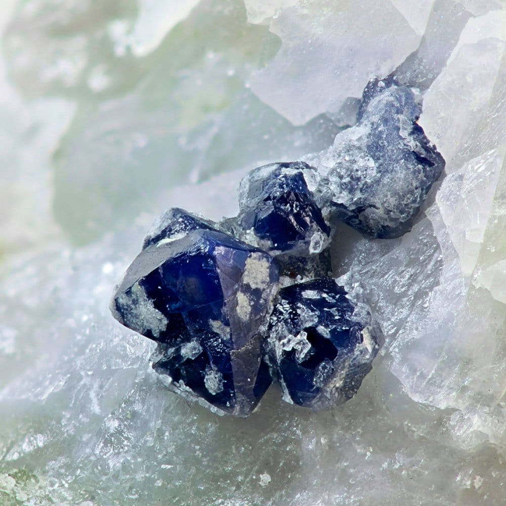 Pierre spinelle bleue naturelle - histoire et origines de cette gemme confondue avec le rubis depuis l'Antiquité