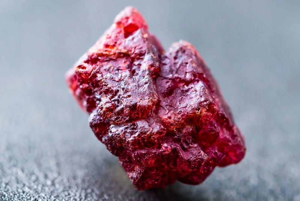 Pierre spinelle rouge brute - composition chimique aluminate de magnésium et système cristallin cubique