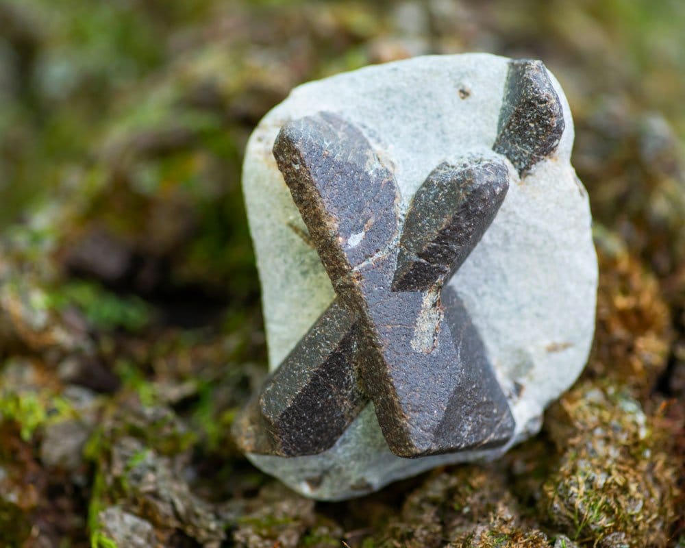 Pierre staurolite en croix naturelle - histoire croisettes de Bretagne, tradition et protection depuis le Moyen Âge