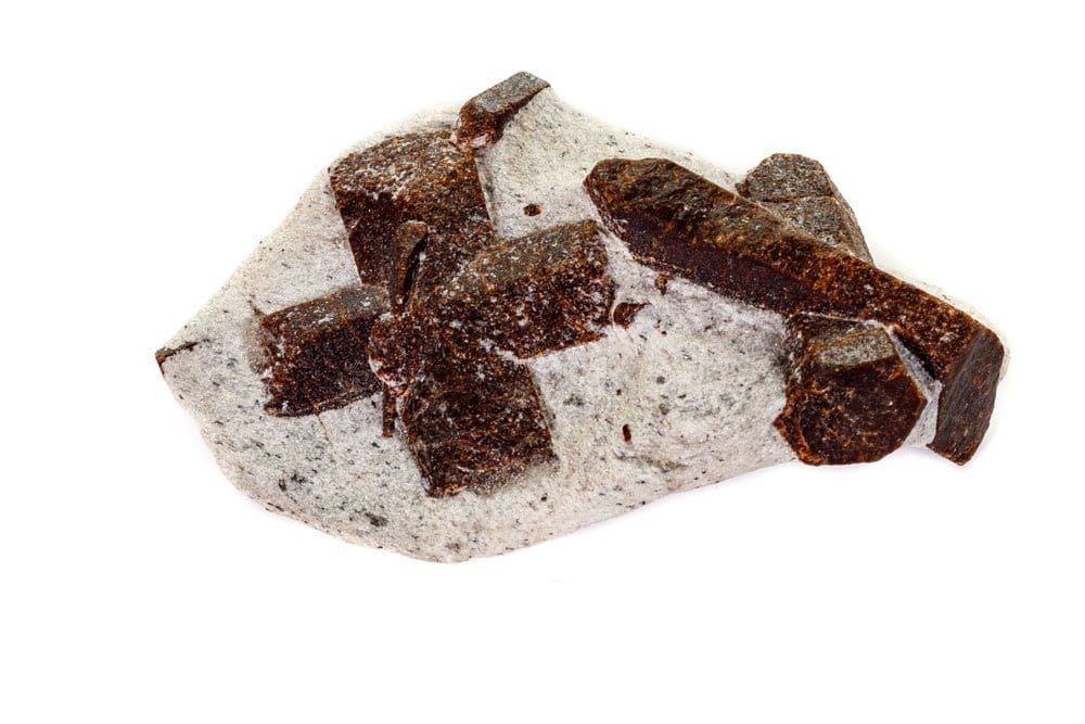 Staurolite naturelle macle cruciforme - origine métamorphique, composition silicate aluminium et fer