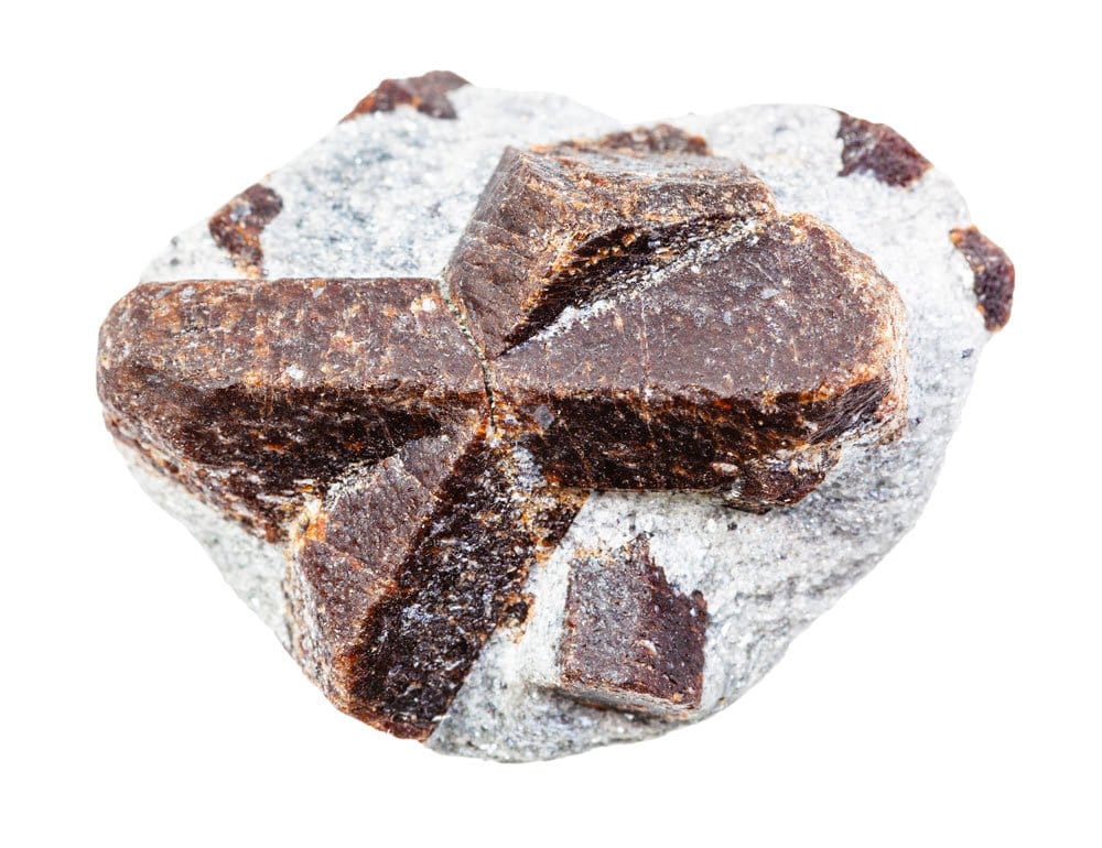 Staurolite polie en croix - vertus de protection, ancrage et discernement en lithothérapie
