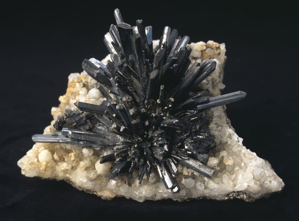 Antimoine natif et stibine cristalline - origine et composition métalloïde Sb gris-argenté
