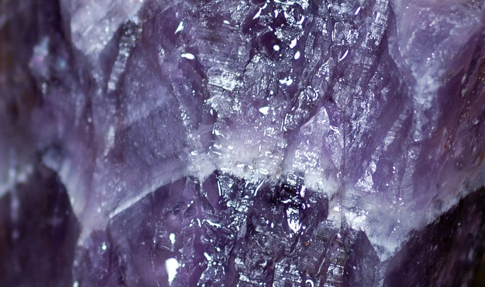 Pierre auralite 23 cristal violet avec inclusions multicolores - histoire formation 1,2 milliard d'années Bouclier canadien