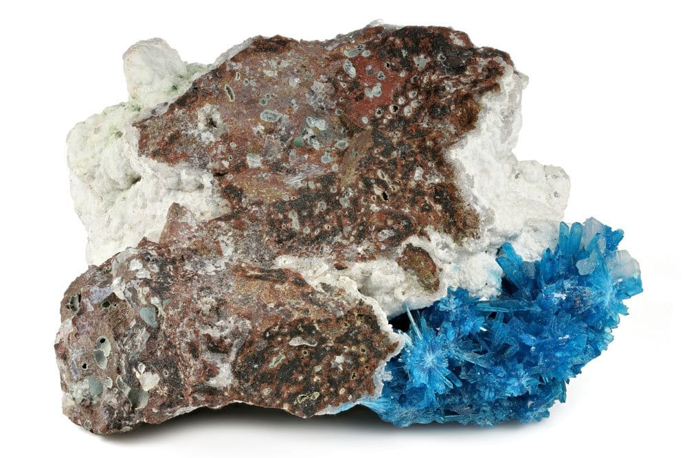 Cavansite naturelle bleue sur matrice - origine volcanique, composition vanadium et formation dans les basaltes