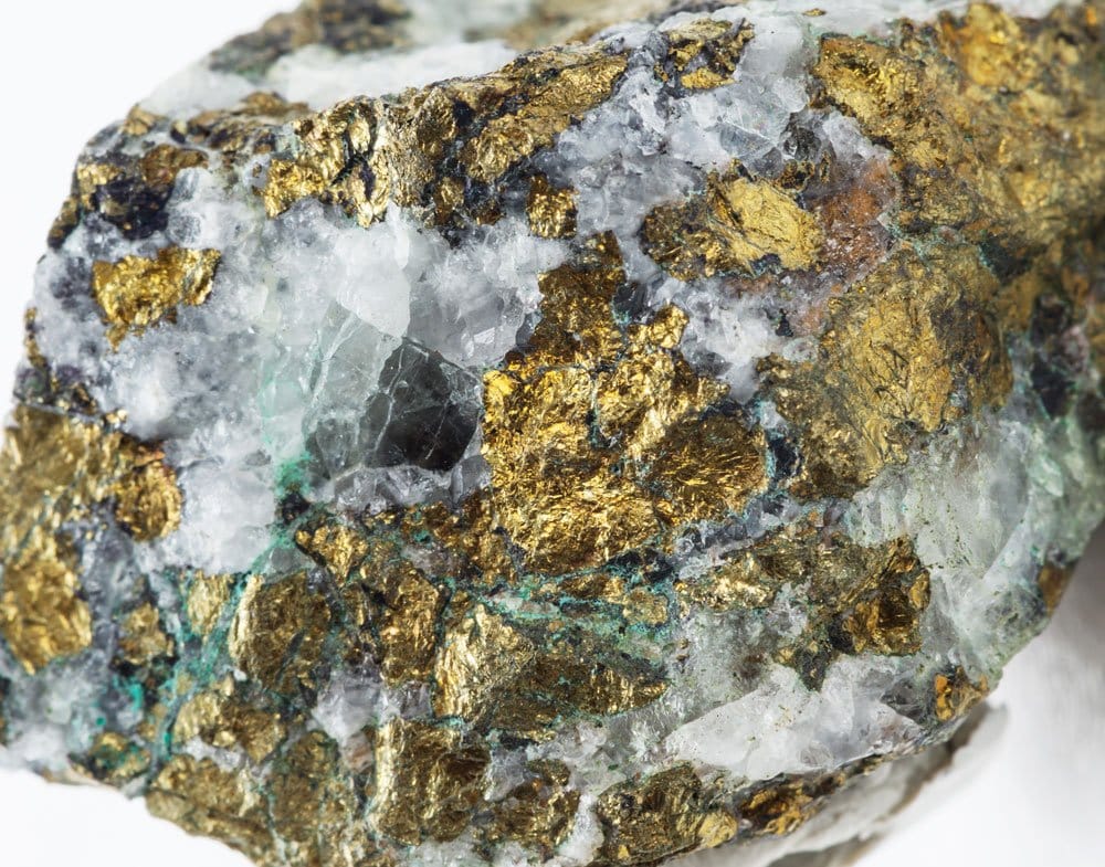 Pierre chalcopyrite brute aux reflets dorés iridescents - histoire depuis l'identification par Henckel en 1725