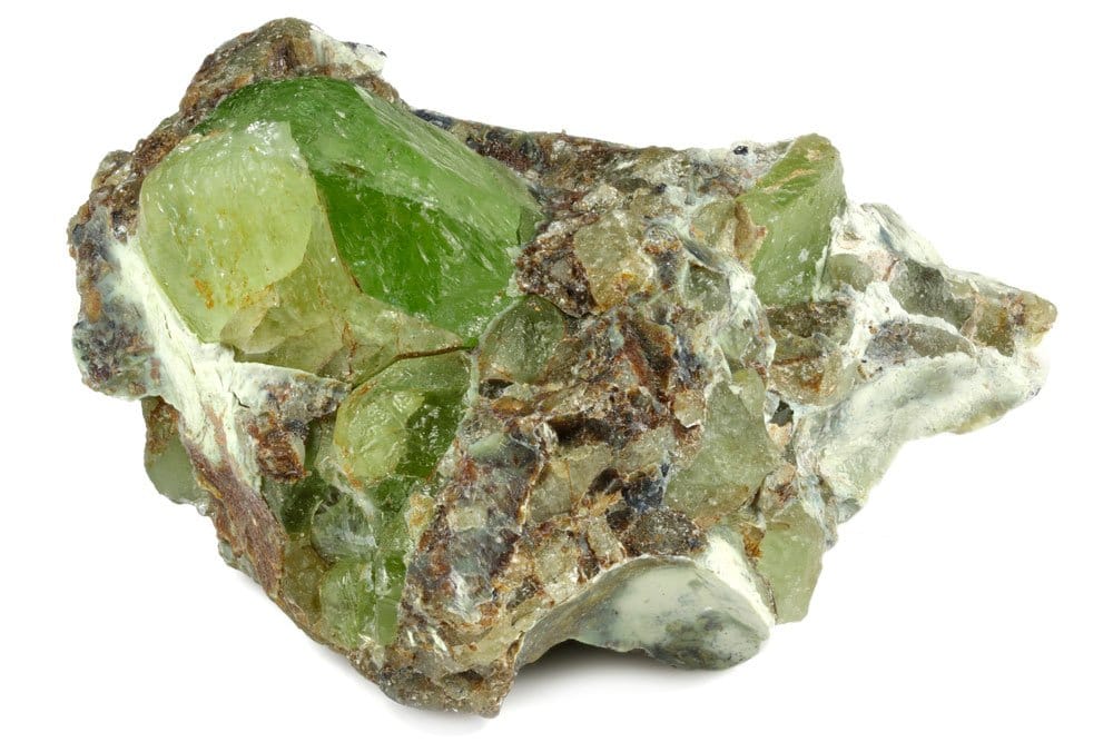 Origine et composition de la pierre chrysolite — silicate de magnésium et fer, famille des olivines