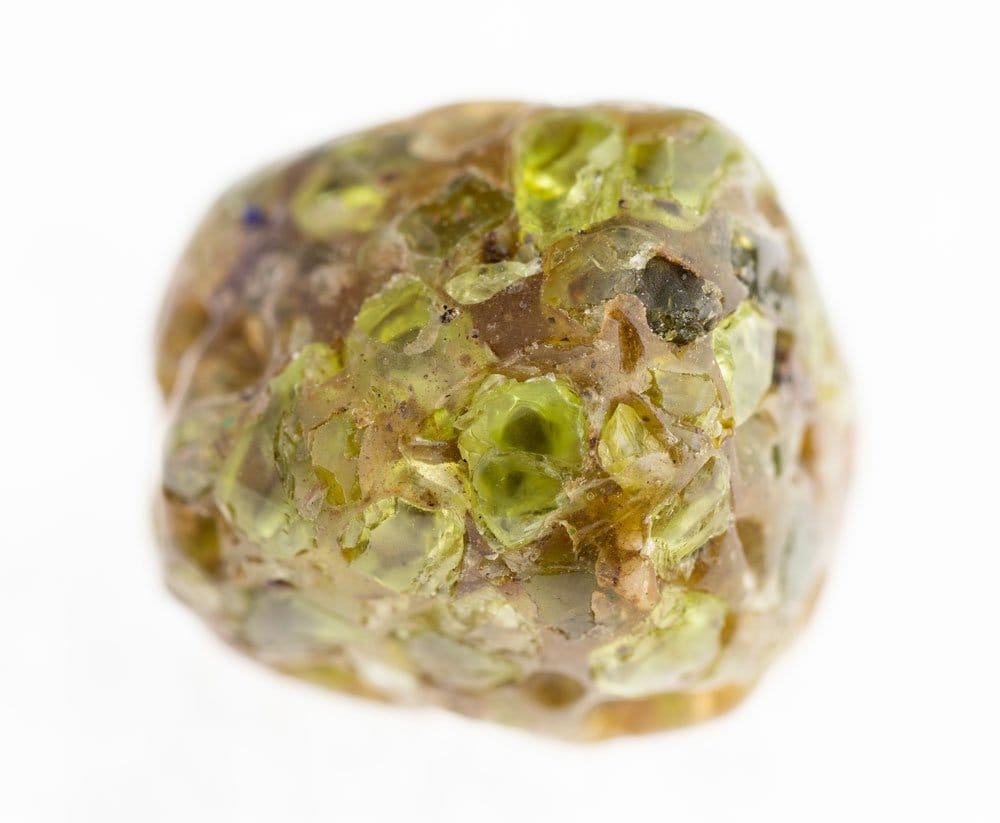Vertus et propriétés de la pierre chrysolite en lithothérapie — confiance, purification et abondance