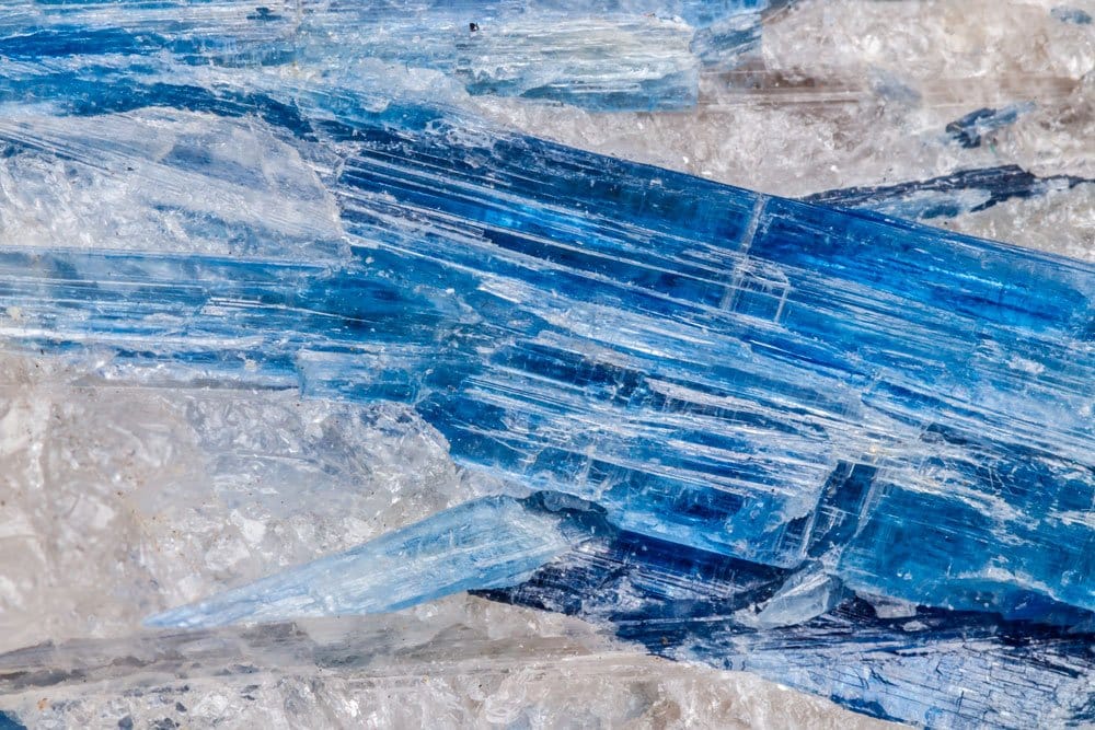 Pierre cyanite — cristal bleu en lames allongées, silicate d'aluminium à double dureté unique dans le monde minéral