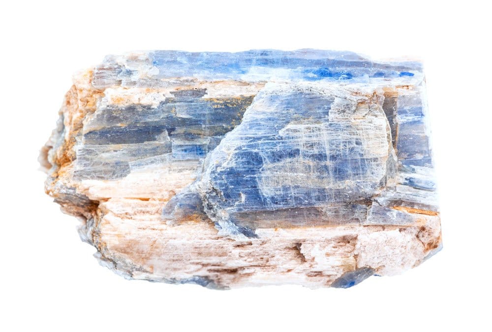 Cyanite (disthène) — cristaux tricliniques bleus formés sous haute pression métamorphique, gisements du Brésil et du Népal